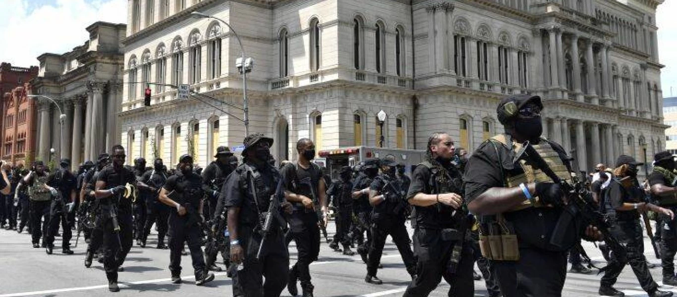 Βαριά οπλισμένοι μαύροι έκαναν επίδειξη δύναμης στο Κεντάκι: «Να κάνει έρευνες η αστυνομία αλλιώς...» (φωτό)